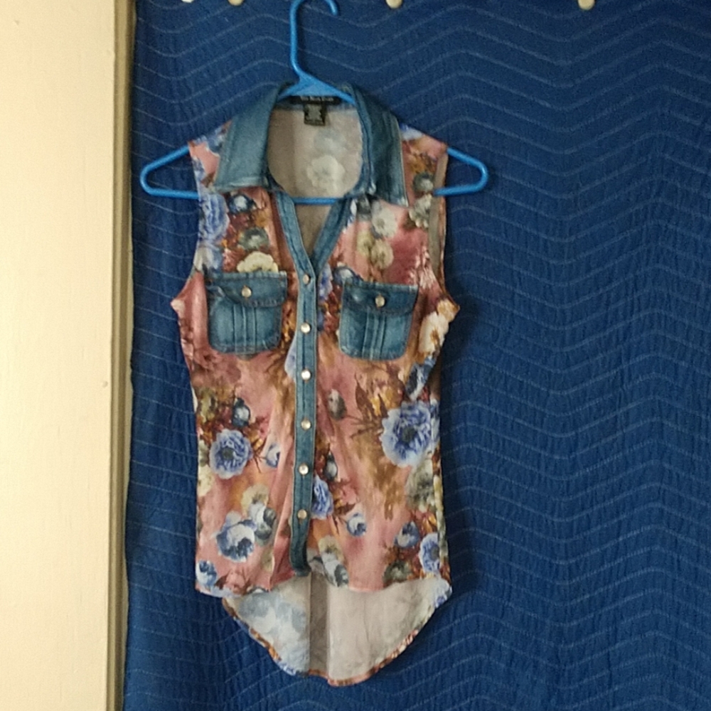 Sleeveless blouse